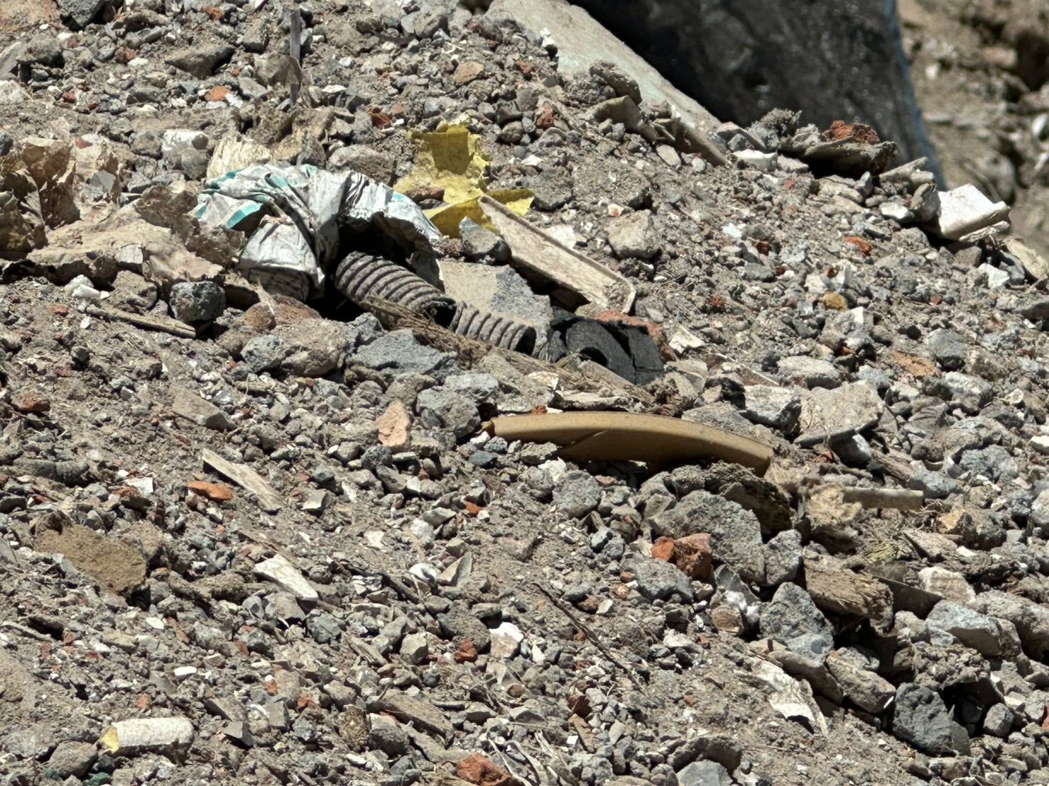 堆置營建廢土一案 合法再利用機構違規與非法棄置案件性質不同，環保局一律依法嚴查 (3).jpg